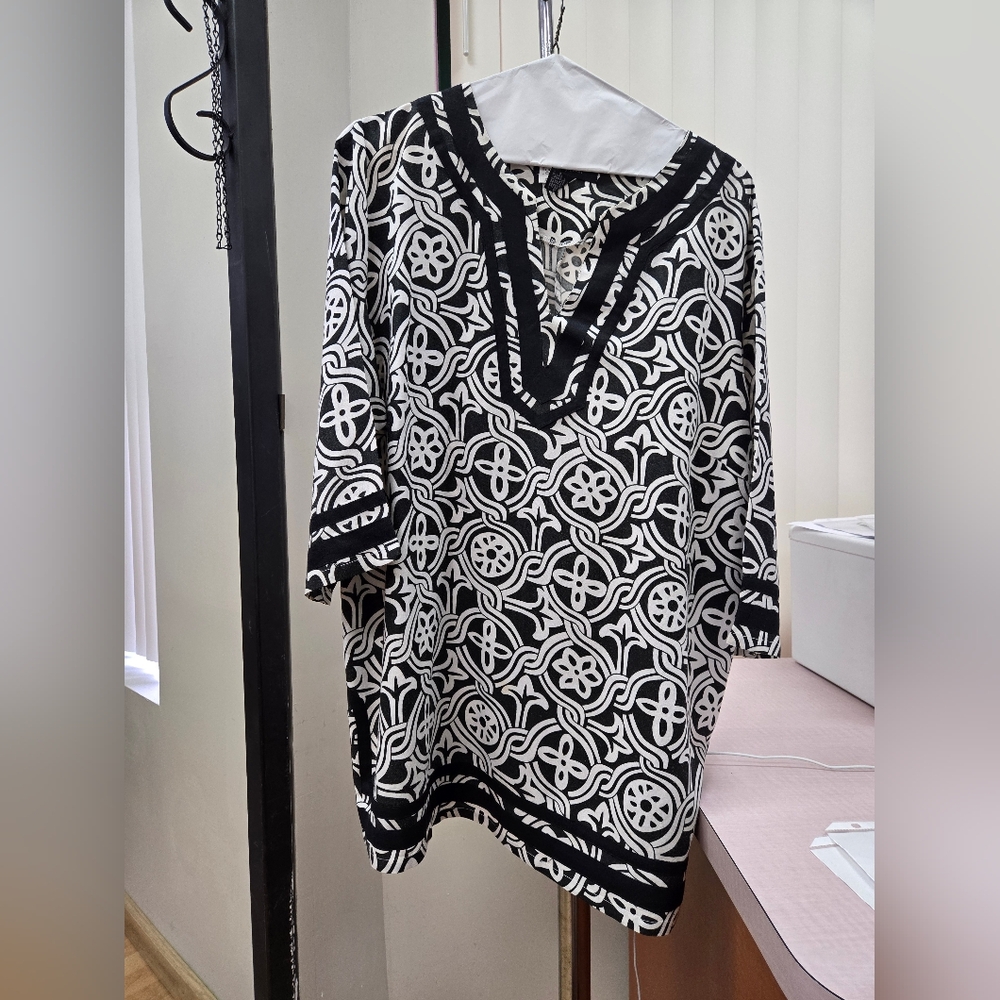 Ashley Stewart Black and White 3/4 Sleeve Tunic